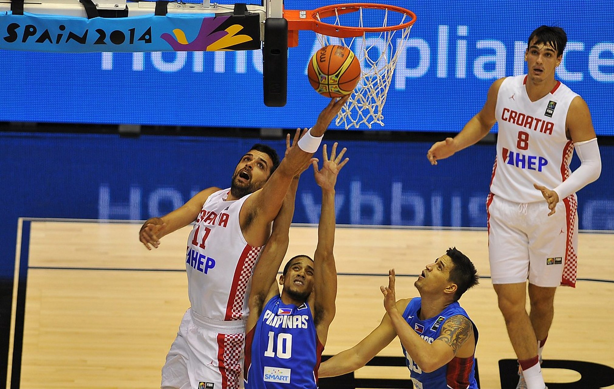 包含日本男篮横扫菲律宾男篮，特雷杨打破历史纪录的词条