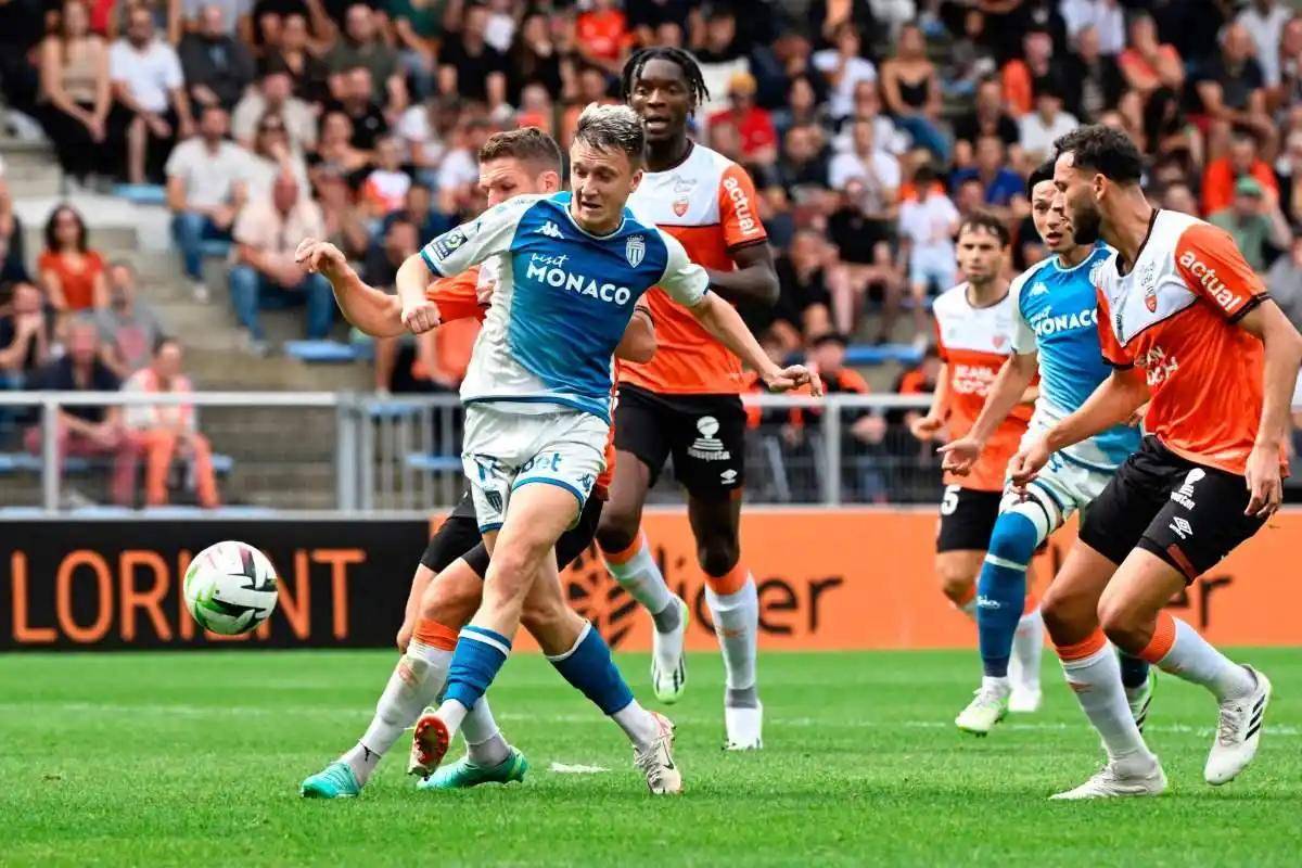 包含里昂客场不敌南特，争冠前景受阻的词条