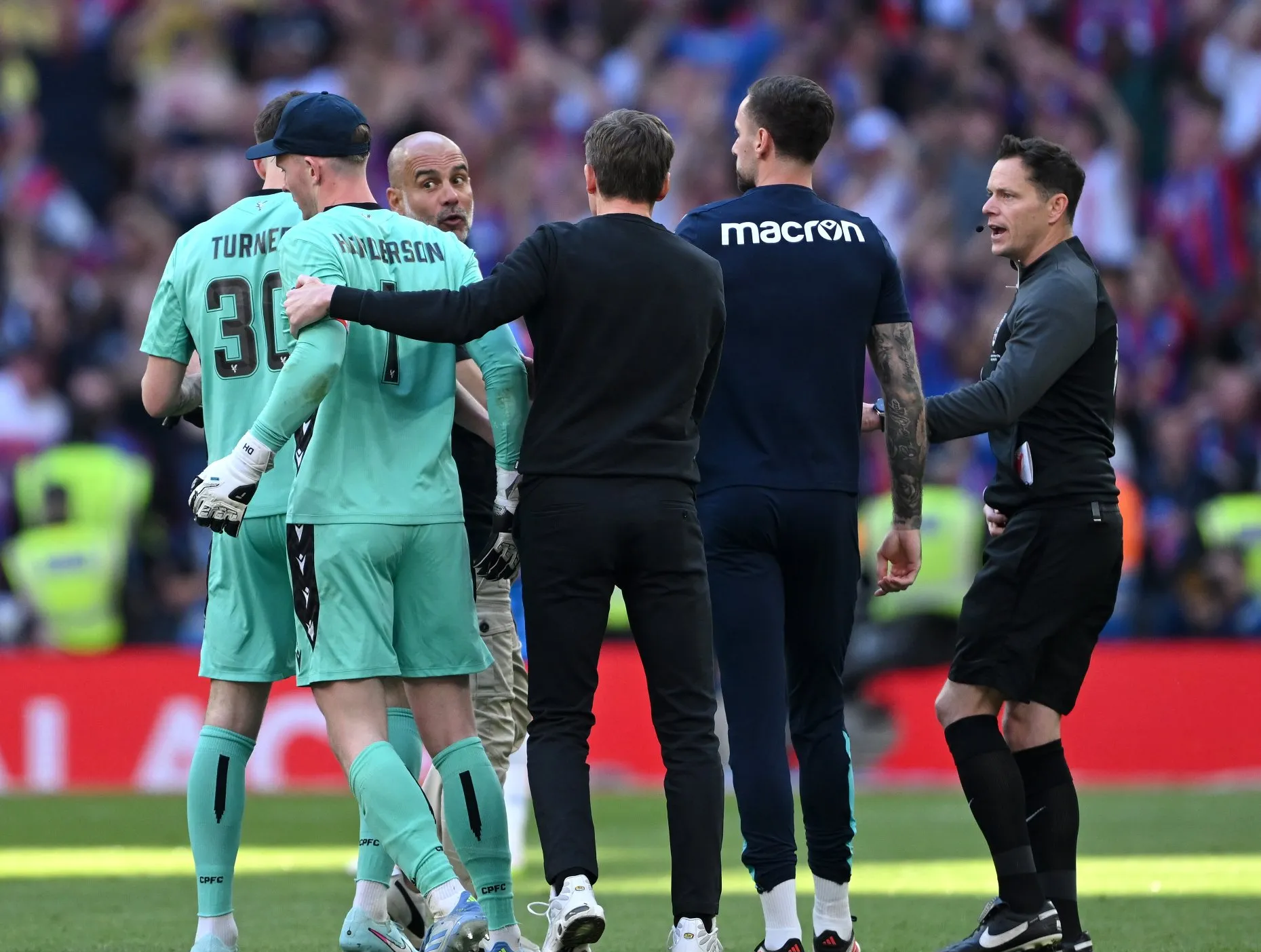 包含瓜迪奥拉领导球队连胜，赢得掌声的词条