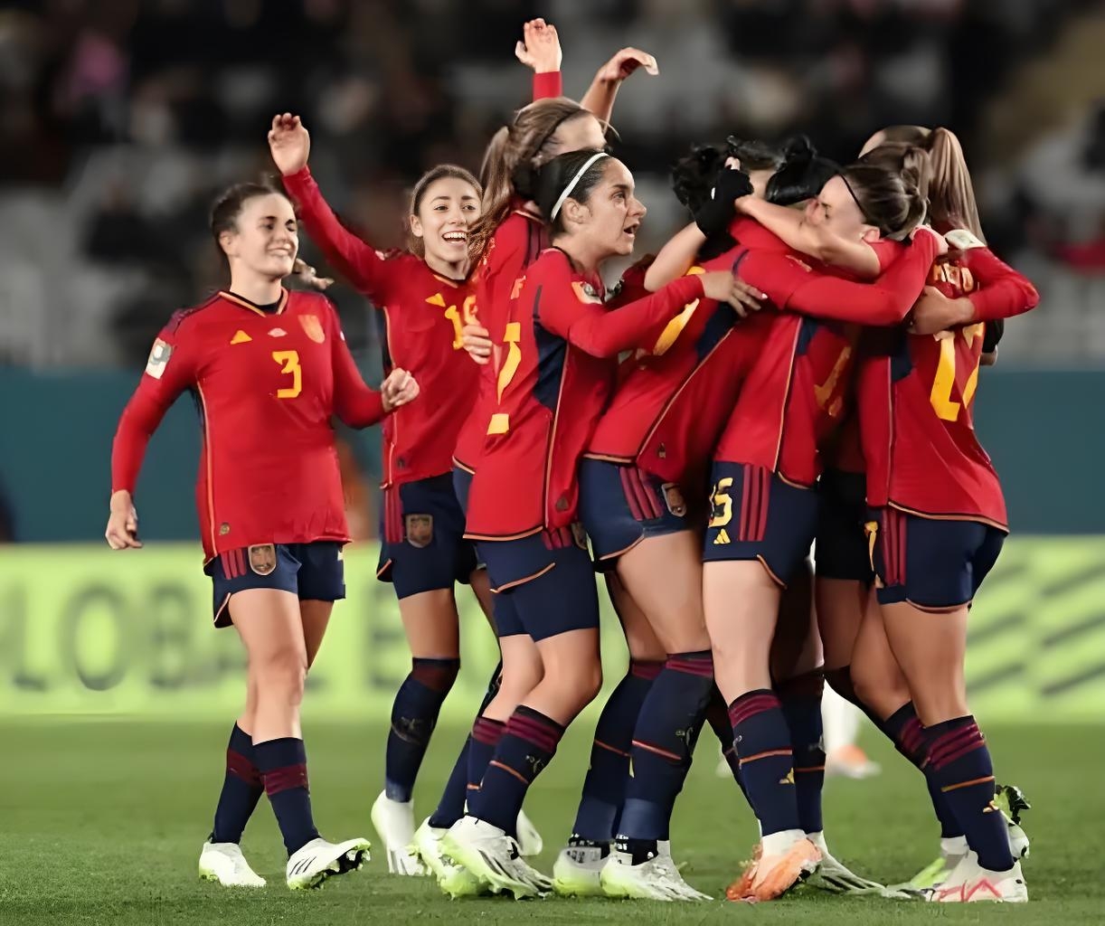 女子足球职业联赛中,球员们实力相互交锋 女子足球职业联赛中,球员们实力相互交锋