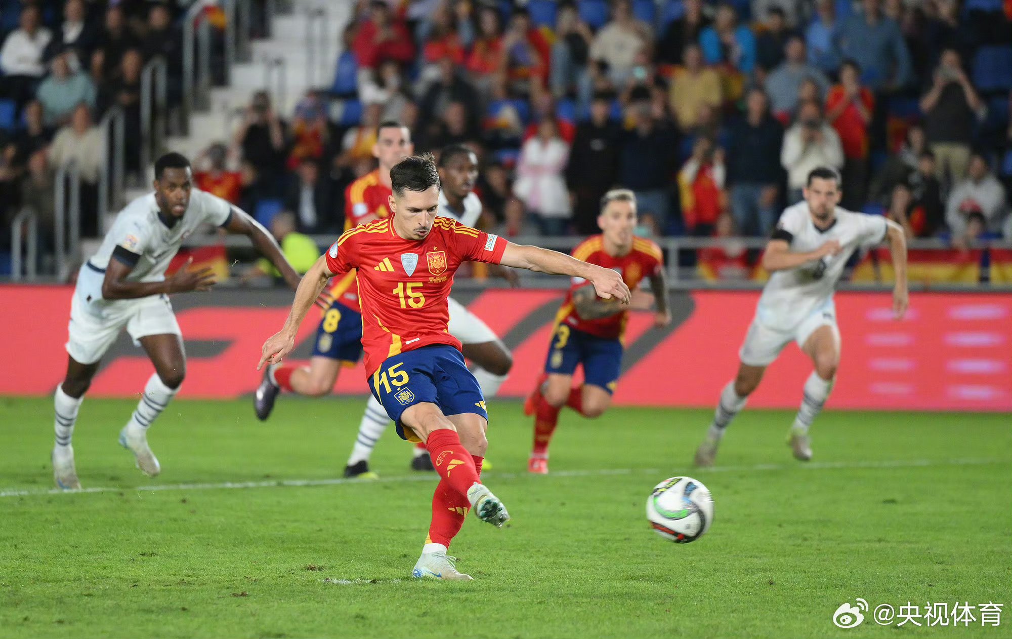 罗马尼亚队击败保加利亚,成功进军欧洲杯八强 罗马尼亚队击败保加利亚,成功进军欧洲杯八强