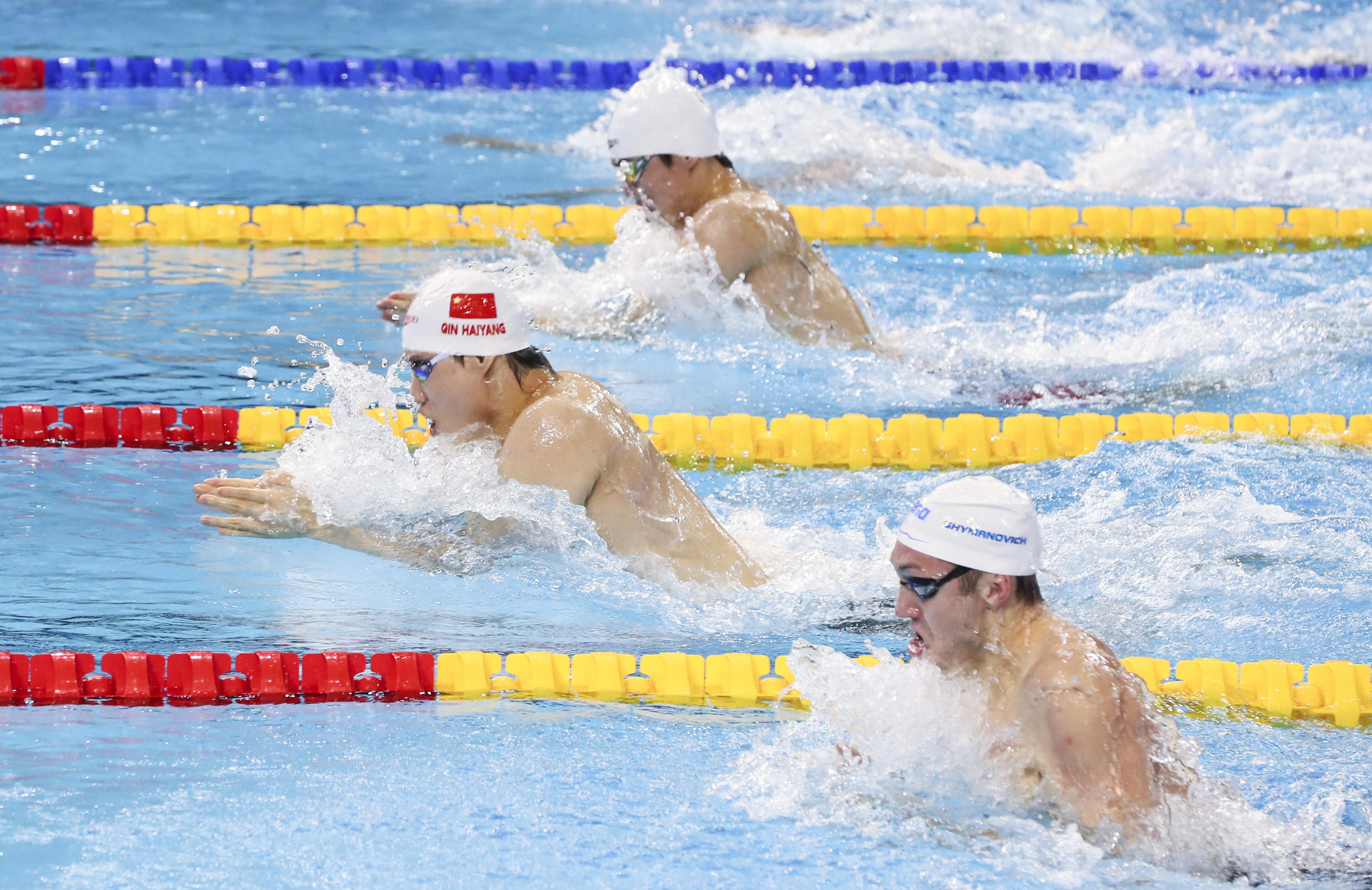 包含美国游泳选手创造男子百米蛙泳世界纪录的词条