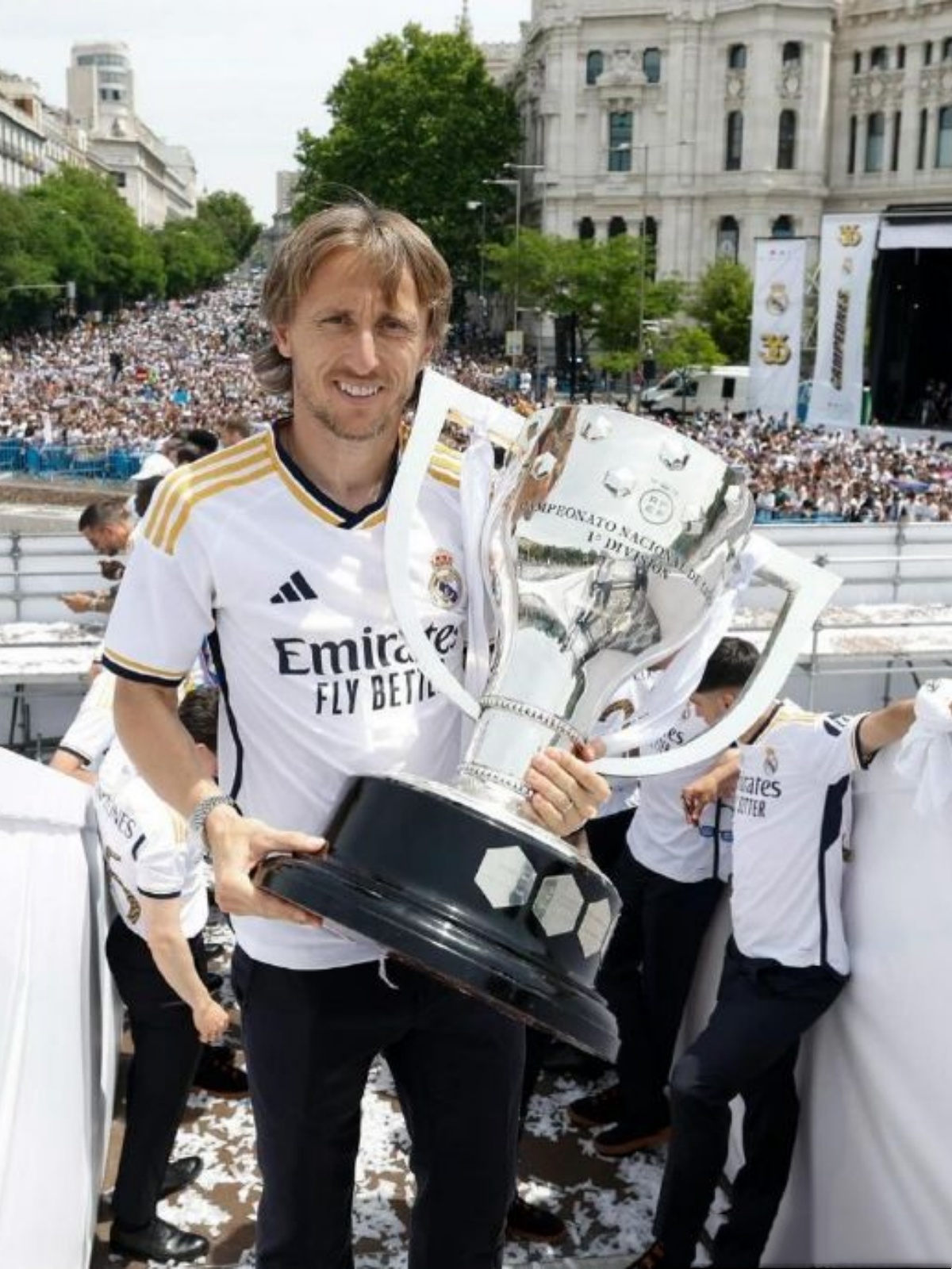 足球运动员精彩表现，赢得球迷喝彩的简单介绍