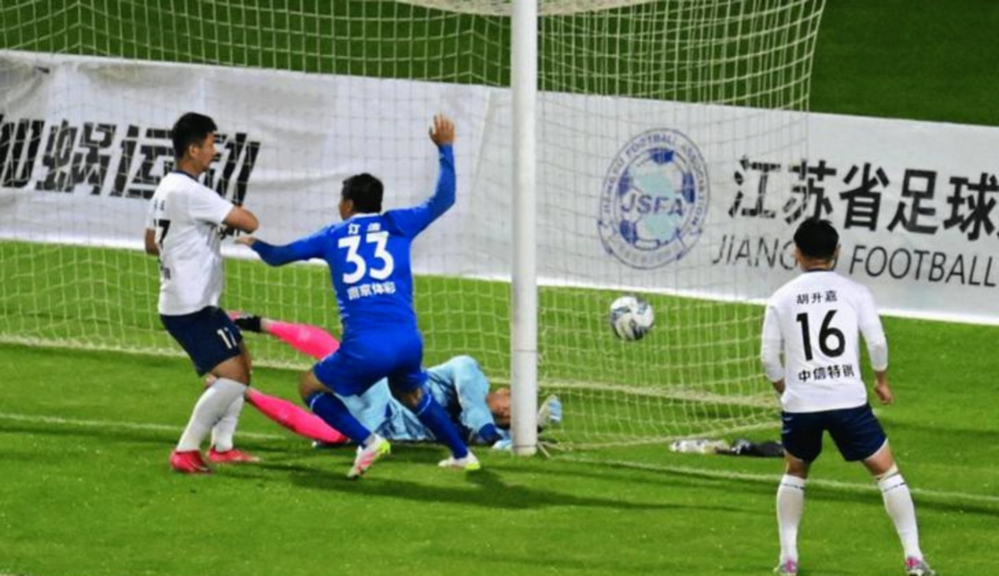 精彩对决，球队惊险过关晋级足球赛八强的简单介绍