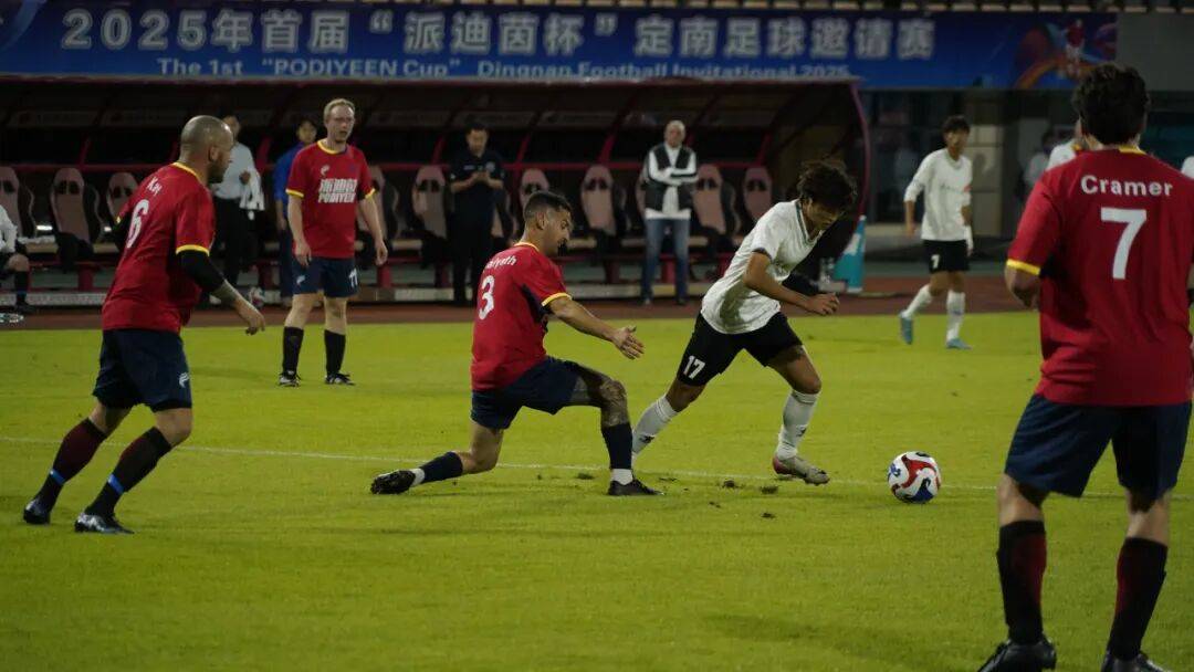 精彩对决，球队惊险过关晋级足球赛八强的简单介绍