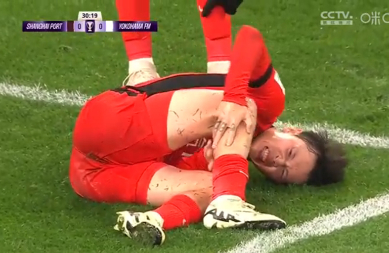 赛场上突发意外，受伤选手退赛